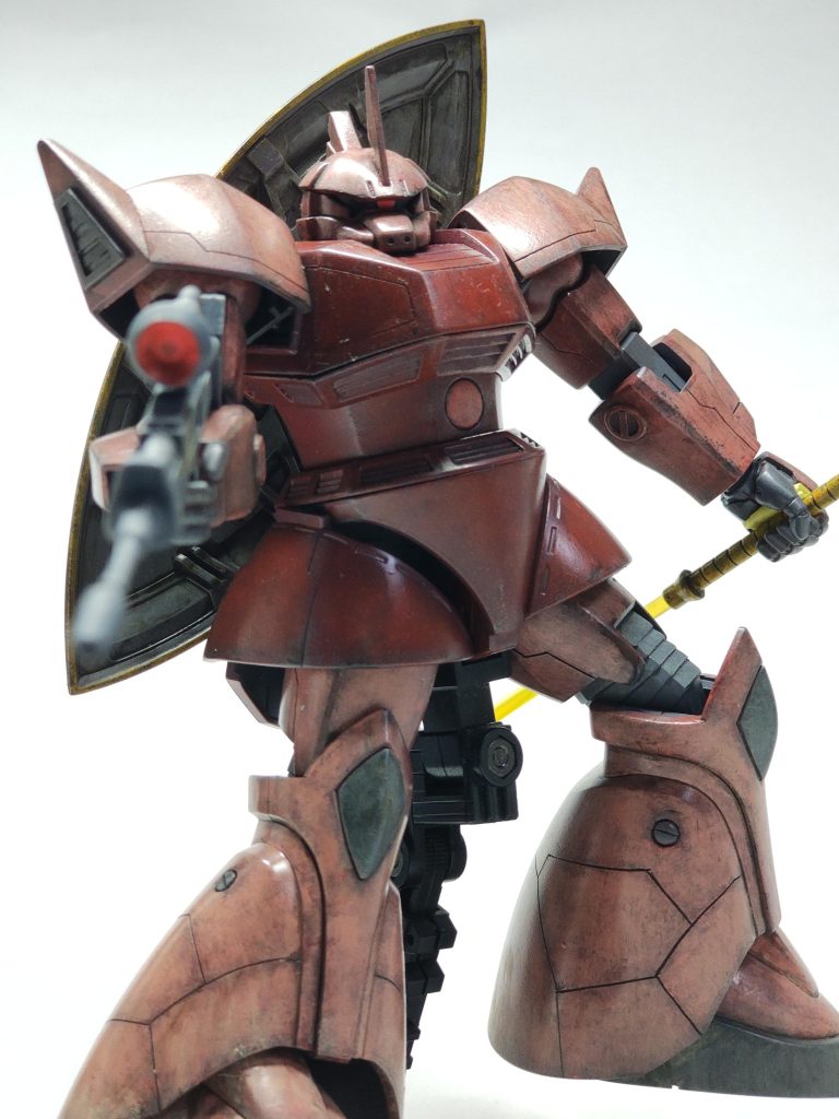 説明書(箱?)のイラストを真似るも相かわらずポージング下手。薙刀は持たせてもダルダルで固定できないので、マスキングテープで貼りました。見えてます。