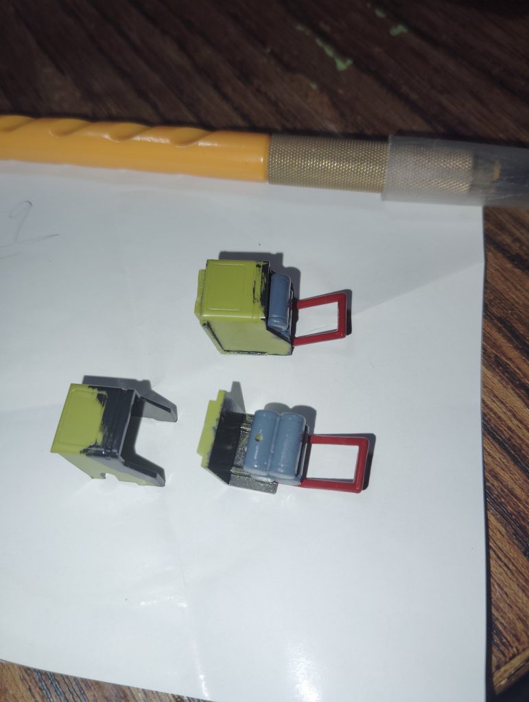 機雷散布機構の加工です。 説明書通り組み立てると肝心の機雷がほぼ見えなくなってしまうので、二ヶ所あるダボ穴のうち、下側にある方に上に挿す方のピンを入れ、ずらして接着しました。 下側にある機雷のダボ穴は、切り取ったピンとパテで埋めてあります。 この加工によって、機雷がより目立つようになって存在感がアップしました。