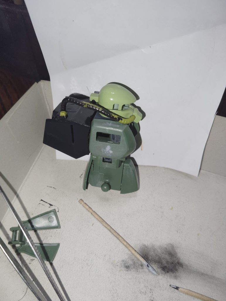 頭部右側動力パイプの加工です。 なるべくまっすぐな部分で動力パイプをカットし、丁度いい長さに切ってから再接着しました。 動力パイプ自体はバックパックの方に接着、固定してあるので、口元にはただ突っ込んであるだけです(笑)。