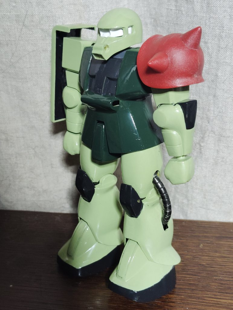 「コイツの肩は赤く塗らないのかい?」「貴様、塗りたいのか・・・!?」 はい、茶番失礼しました。 というワケで、ショルダーアーマーです。 実は今回使用したザク・マインレイヤー、どちらも5年ほど前に投降した「グフ重装型」の余りのキットなのです。 HGUCに装備したバックパックの持ち主(?)は胴体や股関節、足首などを流用したため、もうザクとして組み立てることはできません。 そのため、今回バックパックをHGUCに移植しました。 そしてショルダーアーマーですが、今回MSV版として製作したこちらの写真のキットも含め、2機分をグフ重装型に提供してしまったため、中学生の頃に製作したジョニー・ライデン専用高機動型ザクの余剰パーツから流用しました。 ただ、いざ移植してみるとこちらの方が大ぶりで迫力があって良いですね。 ちなみにモノアイ部分は、この後のトップコート吹き付けに備えていらない紙でマスキングしてあります。