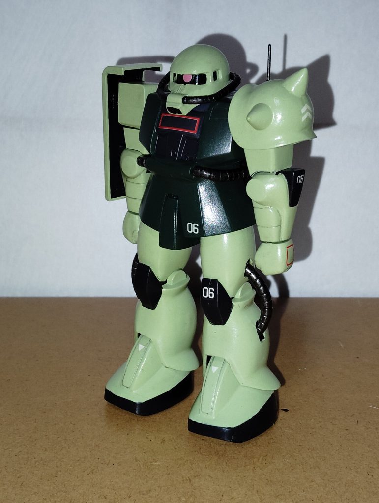 MSV版の正面素立ちです。 基本塗装は若草色とグリーンにダークグリーンを混ぜた緑色、ミッドナイトブルーの3色です。 動力パイプなどは説明書の指示通り黒鉄色で塗りました(いずれも水性ホビーカラー)。 マーキングも、MSVのキットに付属するデカールを説明書の完成写真通りに貼り付けてあります。 デカールを貼り付けてから、ツヤ消しトップコートを吹いて仕上げました。