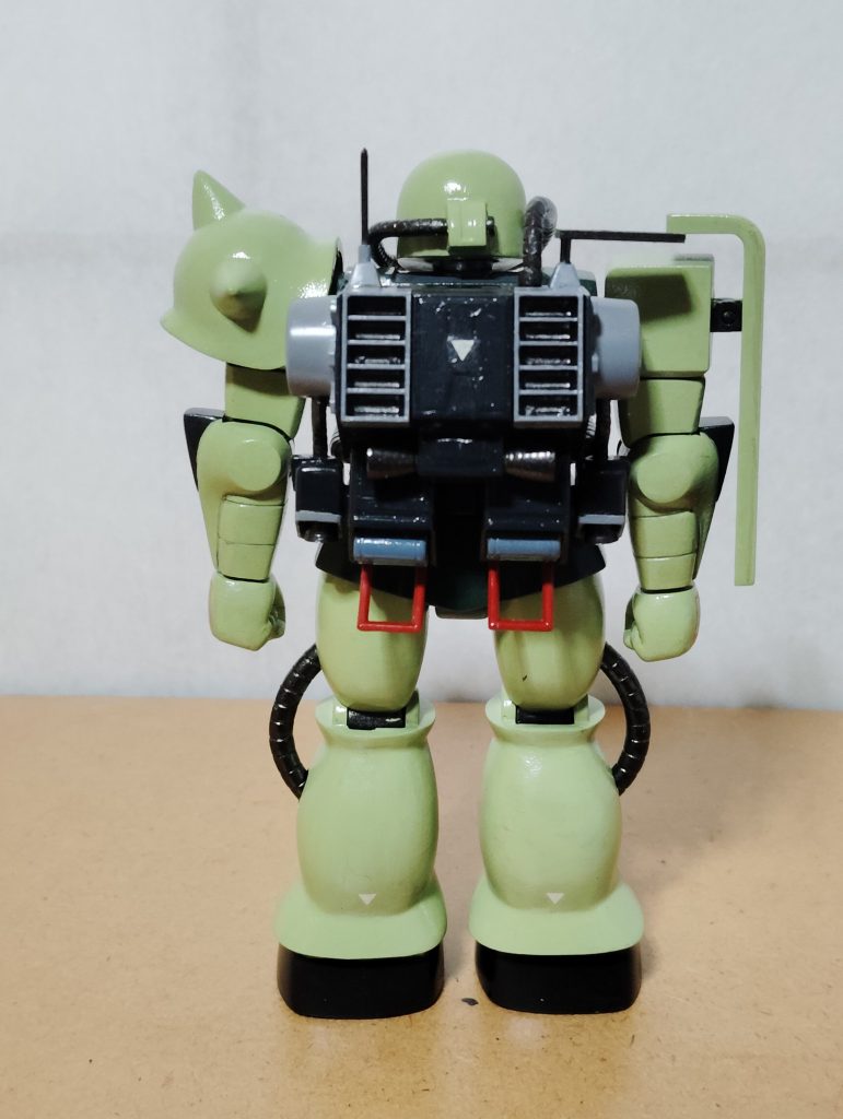 リアビューです。 バックパックはミッドナイトブルーとニュートラルグレー、メイン武装(?)の機雷はブルーグレーで塗装してあります。 また、機雷射出口のロールバーは設定どおり赤で塗りました。