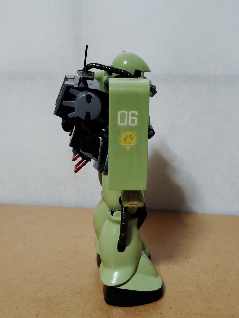 MSV版のサイドビューです。 同じ色で塗装したこともあり、HGUCのザクと並べても全く違和感のないプロポーションで驚きました。 やはりMSVは出来が良いですね。