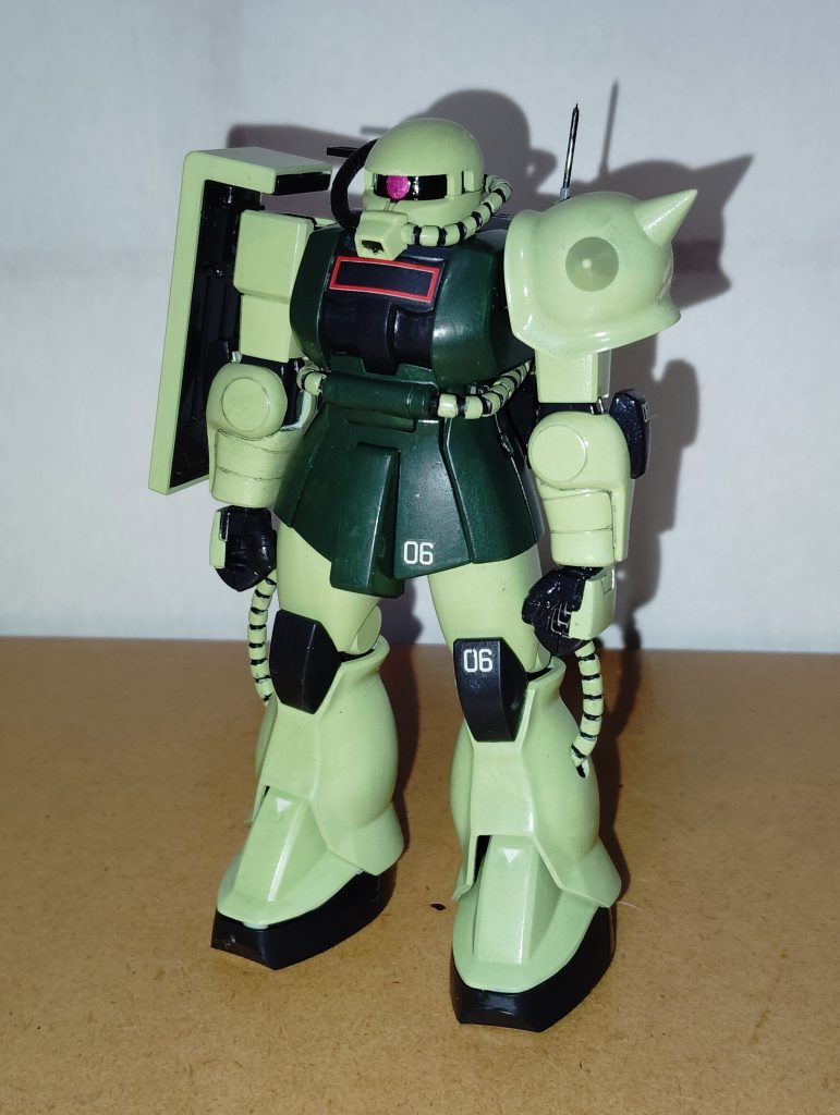HGUC版の正面素立ちです。 塗装は基本的にMSV版と全く一緒ですが、動力パイプのみ普通のザクと同様に本体と同じ若草色で塗装してみました。 というのも、マインレイヤーの機雷散布用バックパックはあくまでザクのオプション兵装ということのようなので、ザク本体は本来なら全く無改造なのではないか、と思えたので・・・。 そのため、機雷散布用バックパックから口元に伸びる動力パイプのみ、黒鉄色で塗装してあります。 ちなみに、スミ入れはMSV版もこちらも、いつも通りシャープペンです。