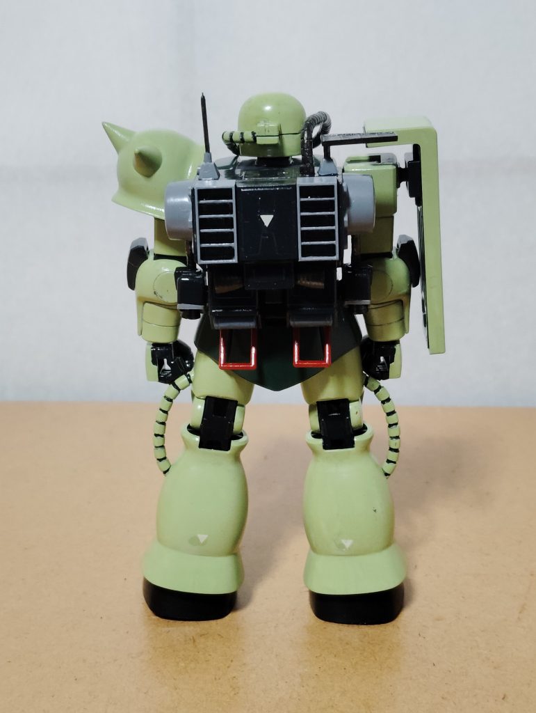 HGUC版のリアビューです。 そういえば、バックパックのダクト周辺やプロペラントタンク(?)はニュートラルグレーで塗装したのですが、久しぶりに買った水性ホビーカラーのニュートラルグレーが、いつの間にかメーカーが色味を変えたらしく、私が良く使う暗いグレー(昔のニュートラルグレーにツヤ消し黒を混ぜた色)と全く同じ色になっていました。 そのため、買ってきた塗料を空き瓶に半分ほど入れ、ツヤ消し白を混ぜて昔と同じニュートラルグレーを調色して塗装しました。 他にも、ザクの胴体の塗装に使用した緑色も、以前は水性ホビーカラーのグリーンが良い感じの暗い色だったのでそのまま使用できましたが、先日久しぶりに買ったところ「絵具みたいなただの緑色」になってしまっていたので、家にあったダークグリーンと混ぜて「ザクの胴体の色」を調色し直しました。 結果的に、どちらも理想的な色になってくれましたが、昔から使っていた色が変わってしまうと不便ですね・・・。