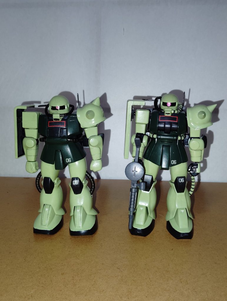 MSV版、HGUC版の比較です。 改めて並べてみると、頭身などはかなり異なりますが、MSV版も捨てたモノではありません。 まぁ、さすがに可動範囲は雲泥の差がありますが(おかげで撮影のためのポージングが全く決まらず苦労しました。まっすぐ立たせるのさえ一苦労・・・)。