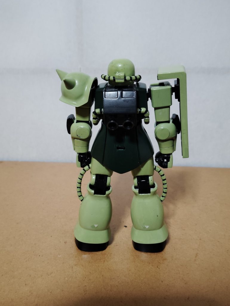 HGUC版ザク、ノーマルバージョンです。 MSV版ザク・マインレイヤーの目玉のひとつが、通常タイプのバックパックが付属しており、ノーマルバージョンのザクとしても組み立て可能という点だと思います(そのため、当時はベストメカコレクションのリニューアル版、1/144ザクの最高峰、などと呼ばれていたとか)。 ただし、接着剤必須の旧キットということもあり、マインレイヤーとノーマルバージョン、どちらか選んで組み立てなければならないという、非常に悩ましい設計となっています。 そこで今回、HGUC版の方はバックパックと頭部右側の動力パイプを差し替えることで、通常タイプのザクに戻すことができるコンパチ仕様として製作してみました。 ちなみにバックパックには、3年ほど前に投稿したザクと同様、市販のバーニアパーツを貼り付けてあります。