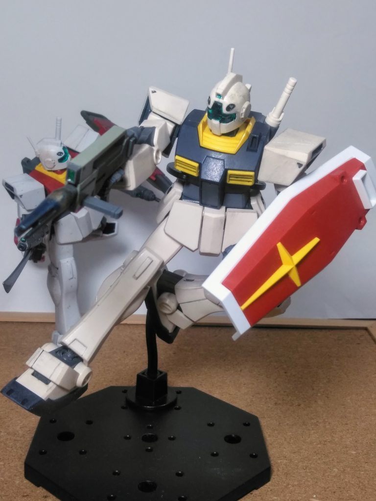 そんな訳で『ジム Ⅱ』を製作です 😏赤い方は一般販売品 😊ベージュ系はプレバンの『セミストライカー』の余剰パーツで組み上げです 😚(流石はプレバン?)「UP主」はこの『ジム Ⅱ』と、イウ機体も好きです 😍『ジム 』のアップデート?なのに、強キャラ感がカナリ増した様に思えます 🧐「UP主」だけかな? 😋まぁ、劇中での立ち位置はイワズモナガでは在りますが・・・ 😟💨 『ジム Ⅱ』と、イエばこのビームライフル 😆