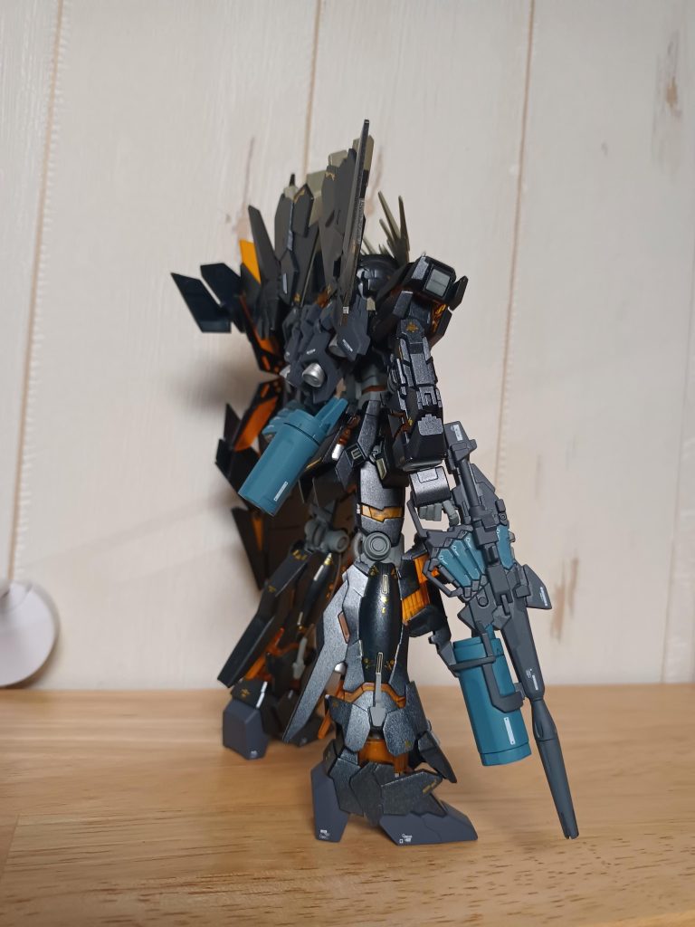 塗分けはビームマグナムくらいですが、とにかくパーツ数が多くて大変でした。あと案外パーツの精度が低くて、バリはあるしヒケはあるしで、ひたすらやすり掛けしてた感じがします。