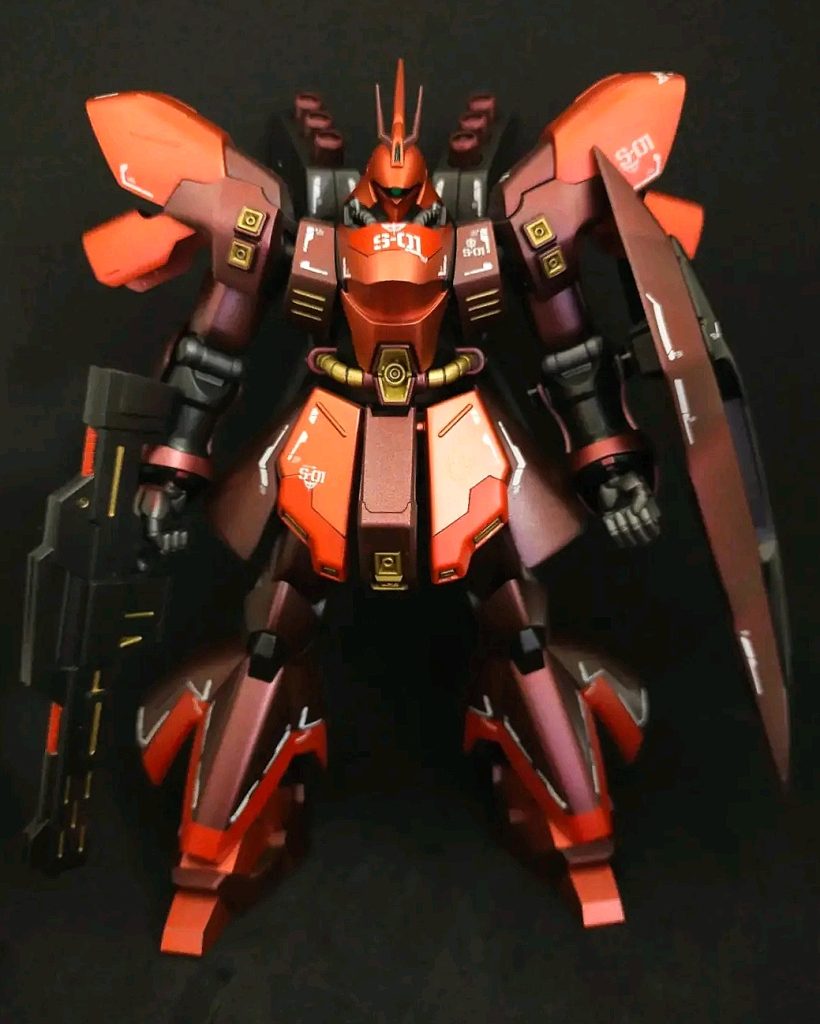 正面です。胸部、スカート、レガース部分に筋彫りにてディティールアップしました。