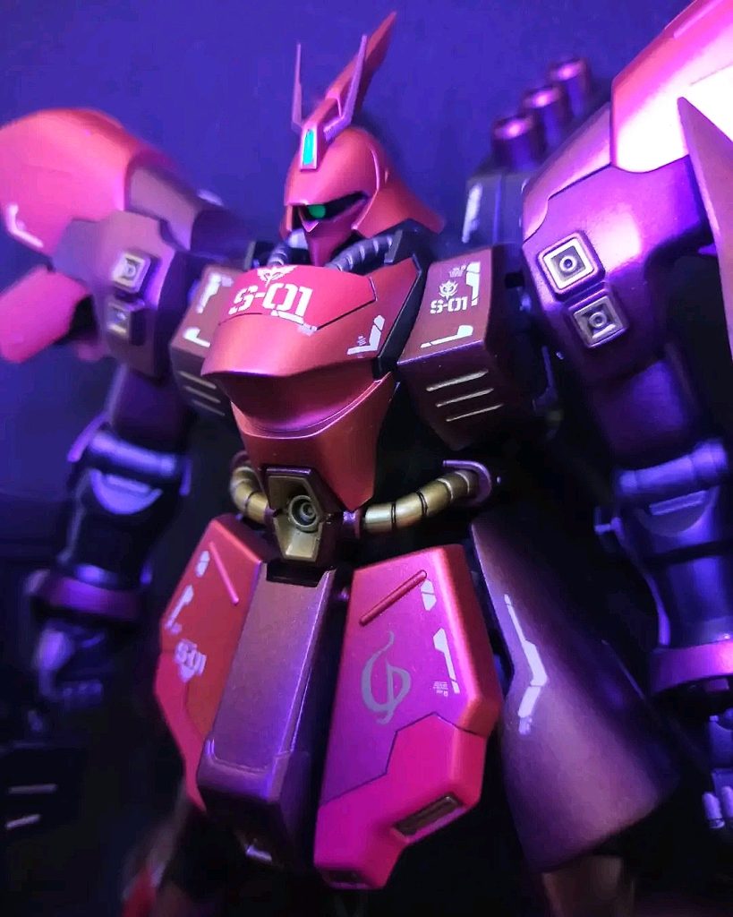 蛍光塗料をカメラアイとセンサーに使用しました。ブラックライトで発光します。