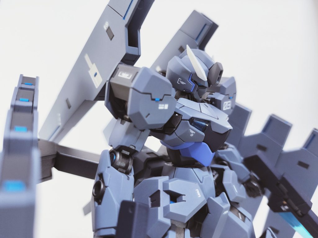 額のセンサーっぽいパーツはフェニーチェリナーシタ(HGウイング)の股間から奪ってきました。