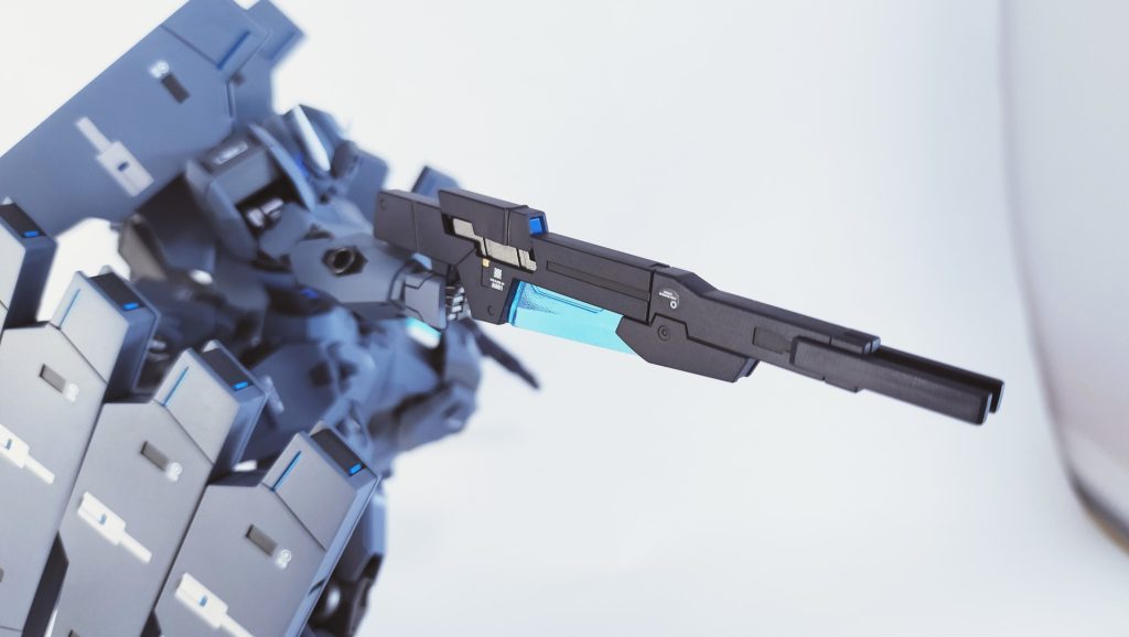 ライフルスライドギミックの内部をフレームと同じメタリックで塗っています。14年前のクリアパーツをC字カット→後ハメする時が一番ハラハラしました。