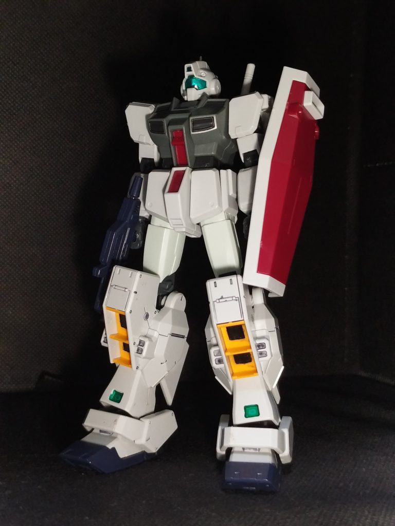 はい、こちらが改造したジム寒冷地仕様の全容ですね。本体は頭胴腰肩腕がジム寒冷地仕様そのまま、ハンドパーツをリバイブの78から、脚の太腿と膝関節を同じくリバイブの78から膝から下がヘイズル改となっています。ウェポンはジム寒冷地仕様のサーベル、シールドにヘイズル改のビームライフルです。ヘイズル改のパーツが多い(-_-;)