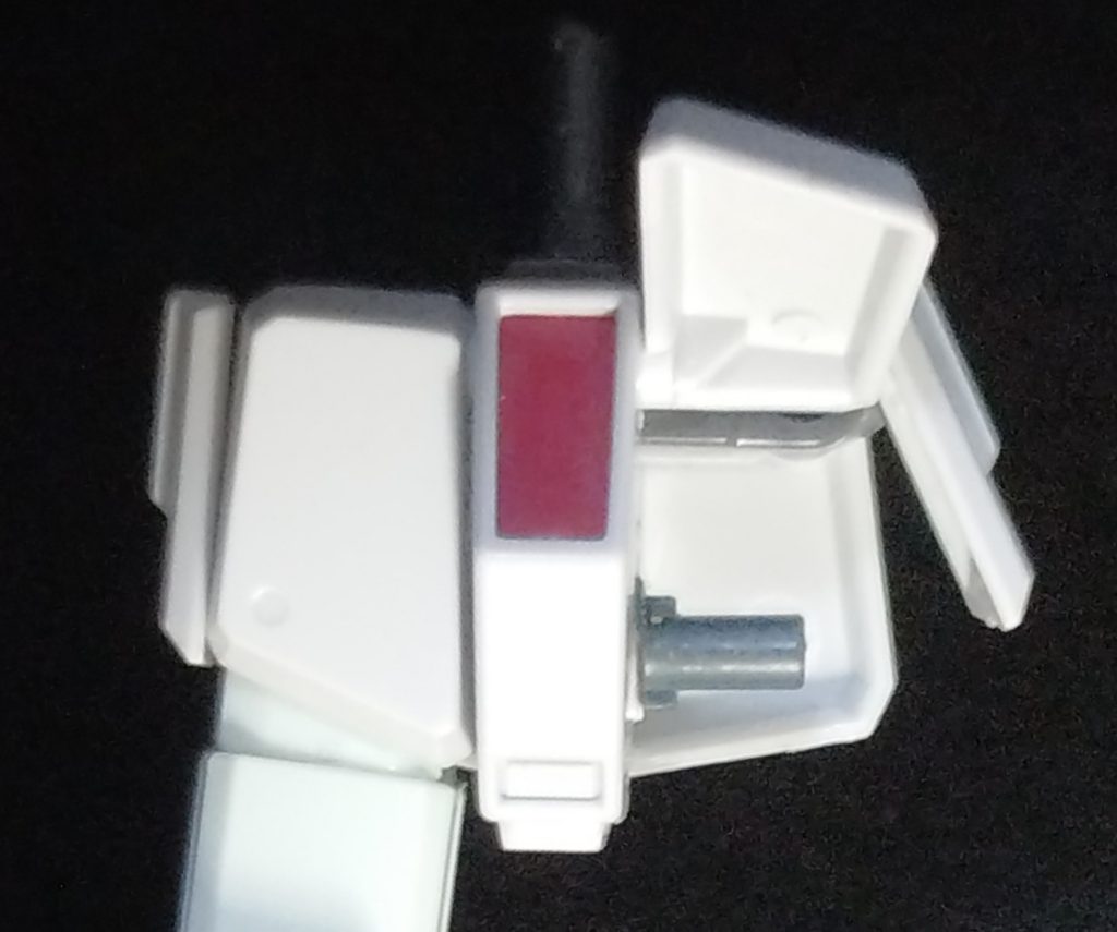 腰側はコアガンダムの股関節の軸パーツをジム寒冷地仕様の股関節パーツを切ったりえぐったり少し貼ったりして組み込んでます。あとこの写真でよくわかると思いますが腰の赤いパーツにあったV字のディテールはヤスリで無くしてます。俺の好みです!次からはポージングに