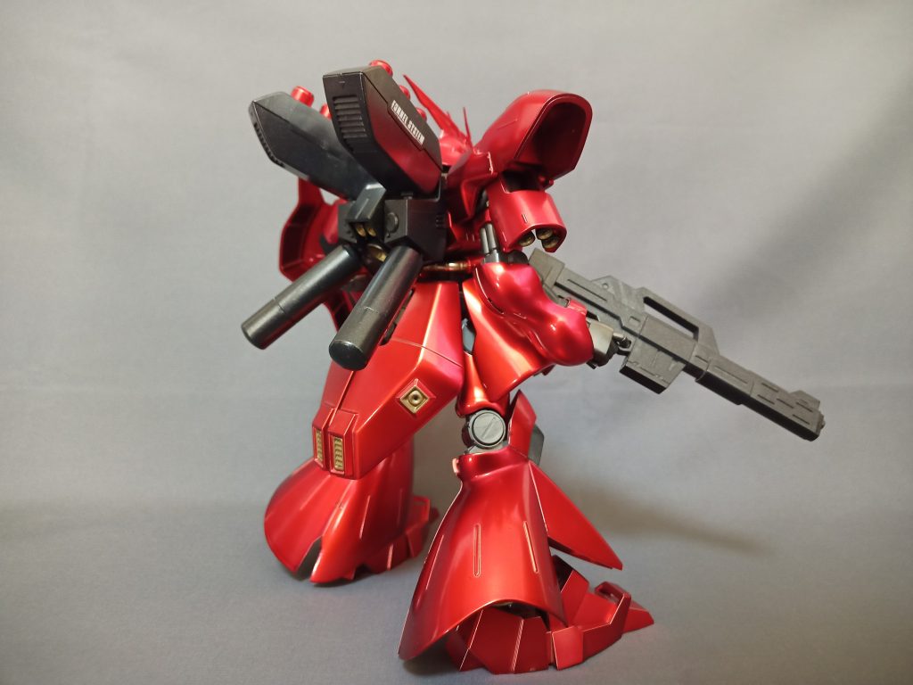 メタリックコーティングVer.のサザビーは通常のHGUCのものにメッキ処理を施したキットですが、当時は今と違ってバリエ展開にそこまで本気ではなかったのかメッキにすると目立つゲート跡がそこかしこに出てしまう仕様となっているのでそこがちょっと残念ではありますね…とりあえずリタッチはしてますが遠くから眺めて楽しむ仕上がりとなっております( ̄∇ ̄;)