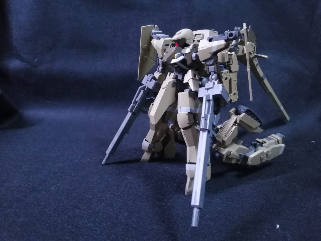 あらためて撮影してみると加工や塗装、ギミックなどに荒さを感じます。