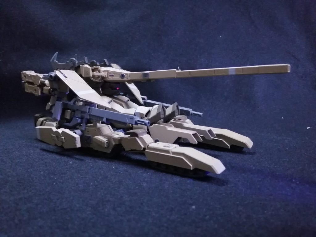 久しぶりに変形させました。ロック機能は一切なく、どこかを修正すると別のどこかがずれる、そんなガンプラです。