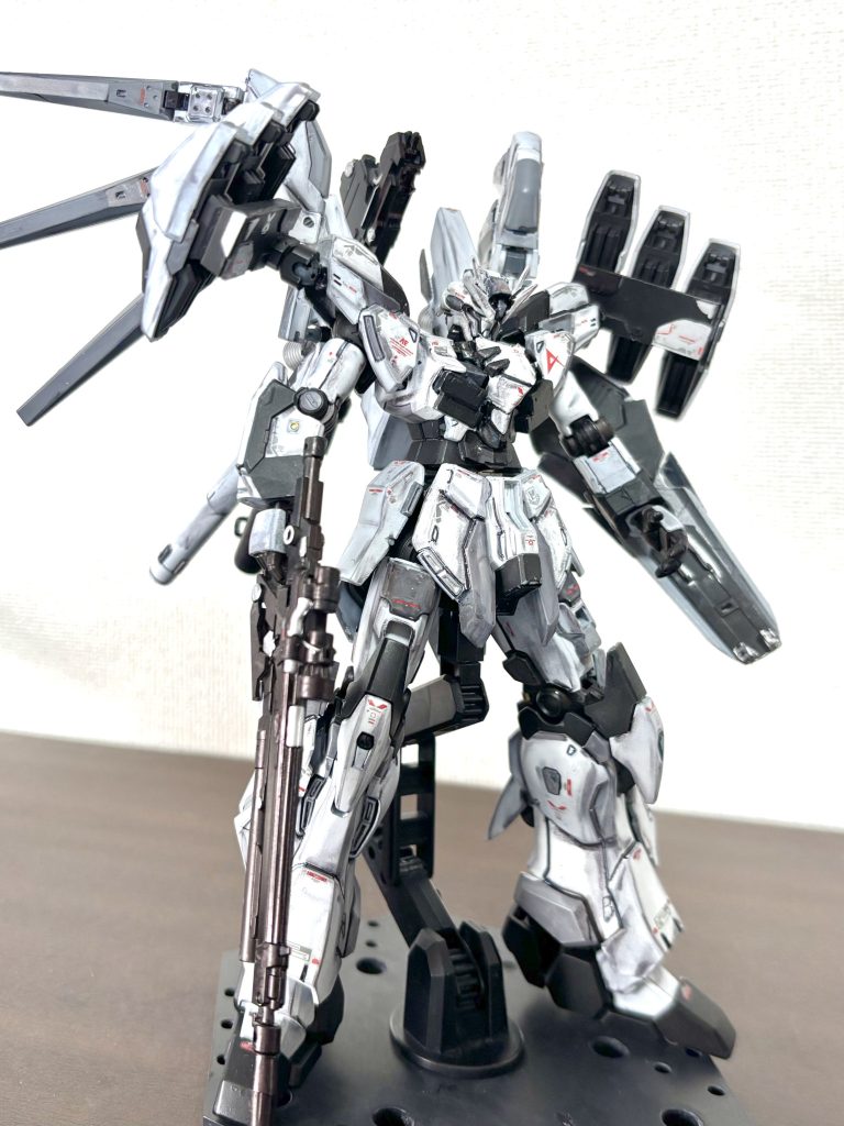 戦闘状態肩部スラスターとフィンファンネルを展開