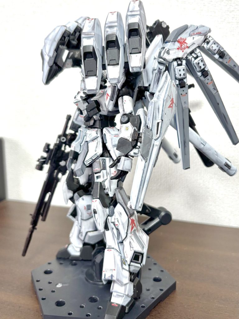 機体名   ν-スタインガンダム連邦に譲渡されたシナンジュ・スタインをアクシズより帰還したアムロ・レイ専用に調整した機体。νガンダムの運用データをベースにアムロが求める追従性、拡張性、機動力を実現している。