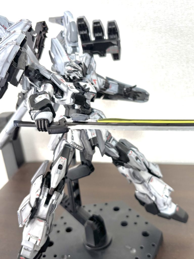 ビームサーベルも発振可能。