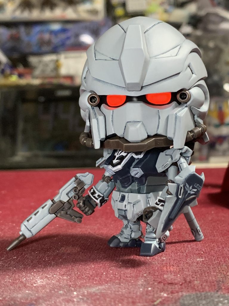 明るめの照明です。目玉の光源が白LEDなので目を赤で淡く塗るとピンク発光してしまうこともありクリアレッドを厚塗りした結果、明るい照明下だと目の発光がわかりにくくなってしまいました。赤色LEDを使って目は淡く着色の方がよかったかもな〜。