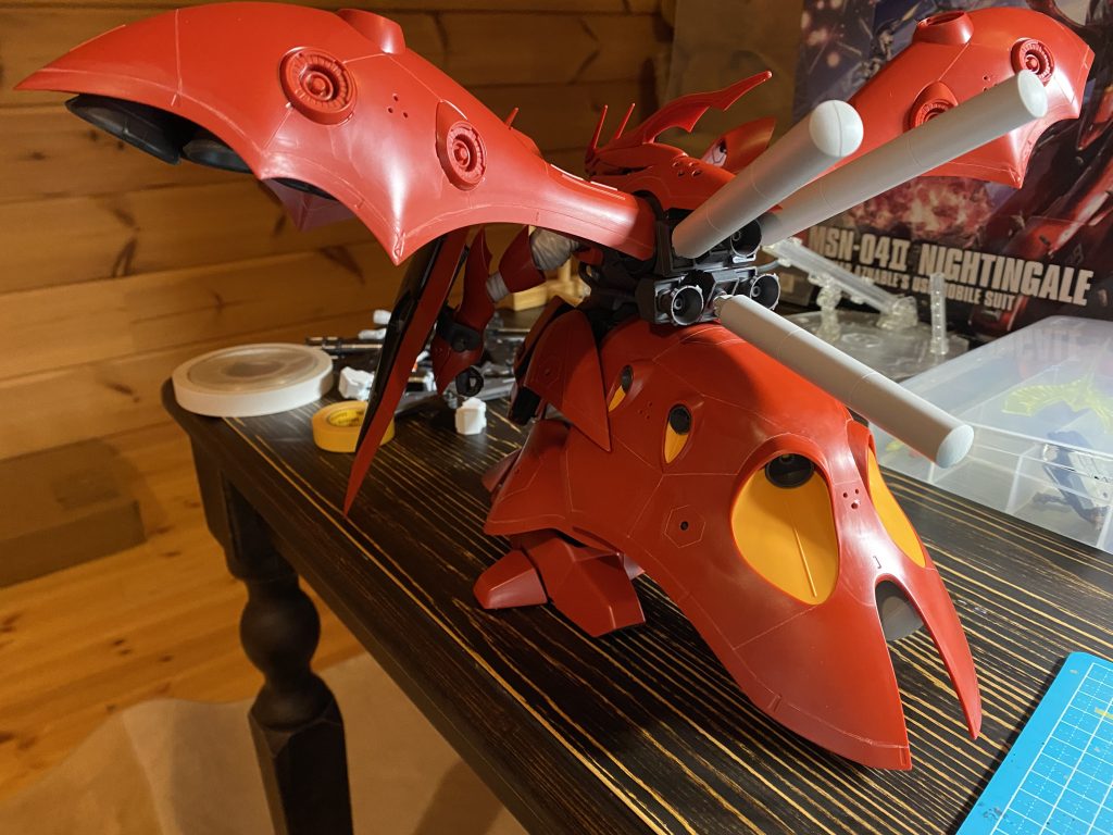 このキットを通しての感想は、「何しろデカい！」箱もデカい、パーツもデカい、hgだなんて信じられないくらい組み上げても重くてデカい！HG、MG通して自分史上最大のキットです！デカさゆえにのっぺりとした印象のアーマーに大胆に今ある道具を駆使してスジボリを入れていきました。リアスカート、バインダーなんかは結構頑張りました。