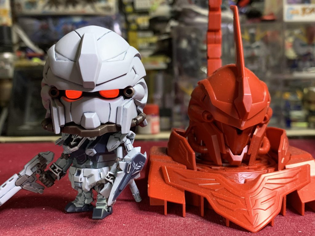 造形のお手本にしたシナンジュヘッドと。