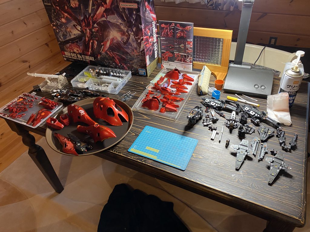 パーツを並べるだけでも場所を取るので、素組、スジボリ、ヤスリがけ、デカールワーク、最終組立、撮影などの塗装以外の殆どの工程は、いつもの作業台とは別に臨時にダイニングテーブルを一つ用意して、そこで行っていきました。ここでもいかにデカいかを体感w