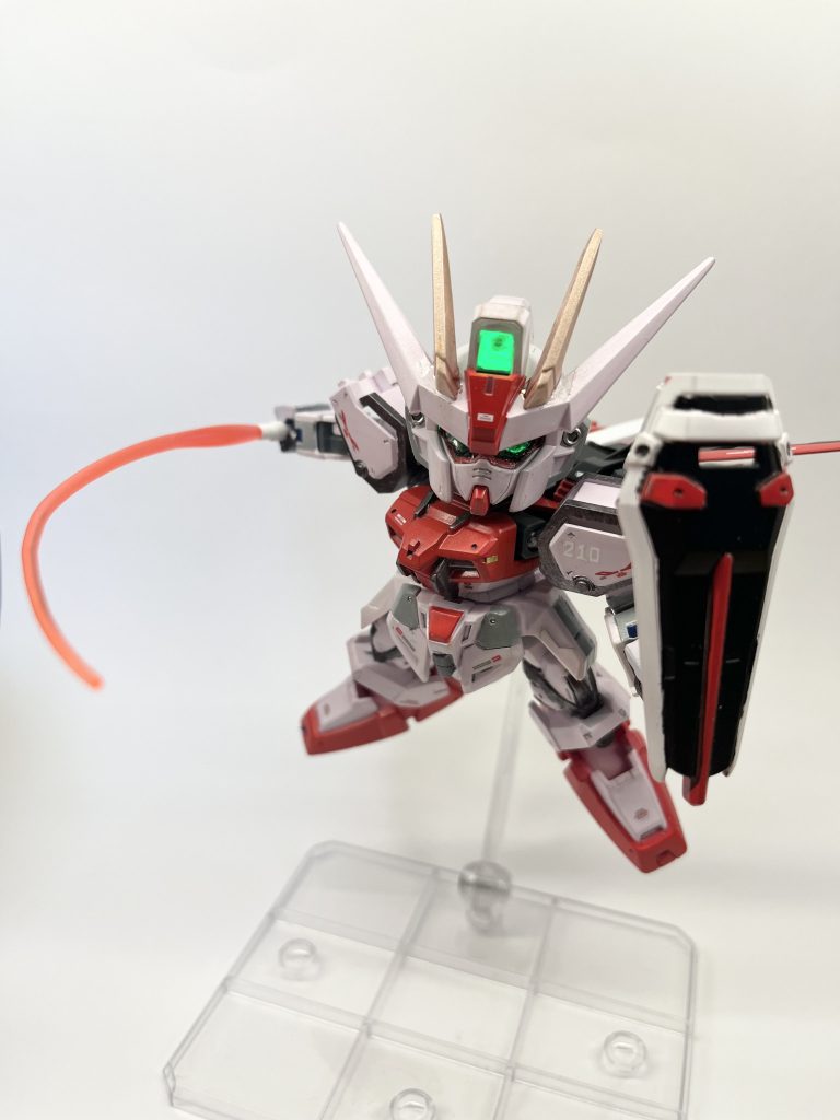 カメラアイは発光可能にビームサーベルは他キットより拝借しました
