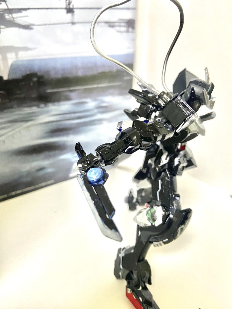 右腕部にケーブルを繋ぎ粒子を送ることも可能、予備兵装としてGN小太刀がある。