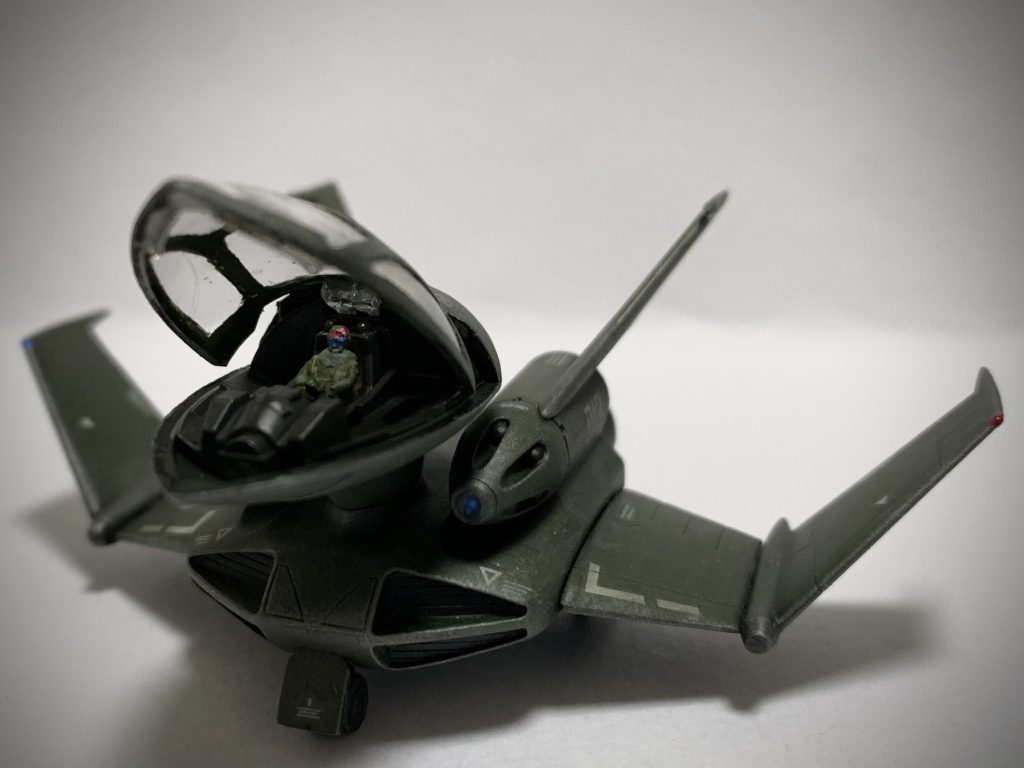 パイロットフィギュアは付いていないので、セリアのジオラマ人間軍人バージョンが1/200スケールなので、加工して塗り分けてジオンパイロットにしました。