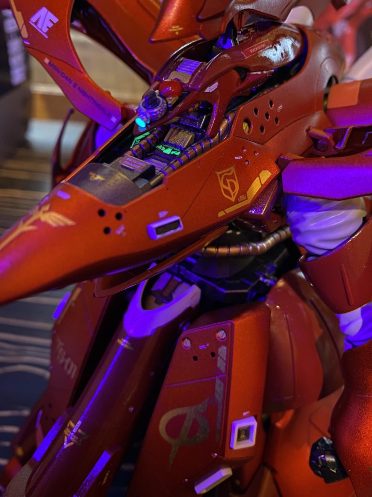 コクピット周辺もハイディテールなのでチマチマ塗り分け。ハイニューガンダムと同様の解釈で、サイコフレームに見立てた蛍光デカールをはりました。モノアイは「青い瞳のキャスバル」にあやかって、青っぽい蛍光プラ棒でHアイズ化。このほか、ビームエフェクト、スコープセンサーなども蛍光塗装しました。