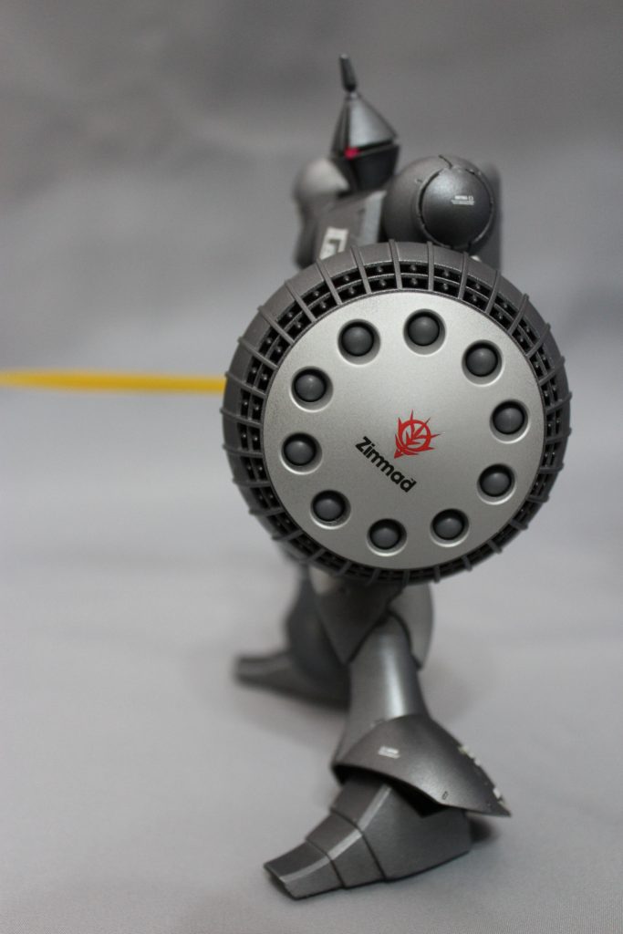 誘爆の心配はないのか?ギャンの主武装の一つ攻防一体型のシールド。速射性に優れるニードルミサイルと宇宙機雷を内装し、ギャン唯一の射撃武器でもあるが、防御した時の誘爆の危険性は捨てきれずにいた。