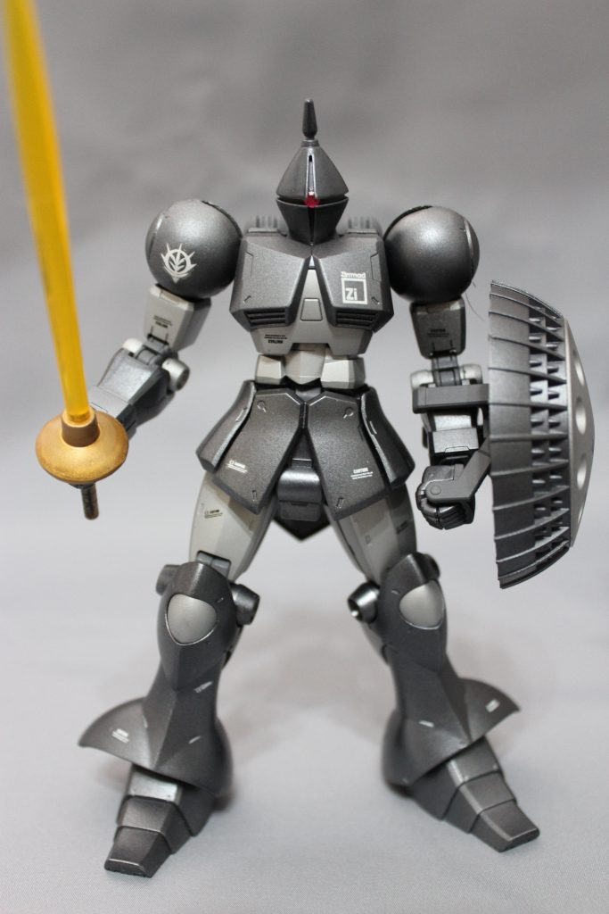 配備されたばかりのギャンは、マ・クベ大佐へ渡った機体と同スペックであり、武装などの変更もない。開発元のツィマッド社の技師が「大佐ならあと10%は引き出せる」との太鼓判を押してくれるが、それはただの世辞だろう。汎用性に優れるゲルググに量産化の道を譲りはしたが、開発陣のギャンに対する思いは強く、まお大佐の要望に応える用意はできているという。