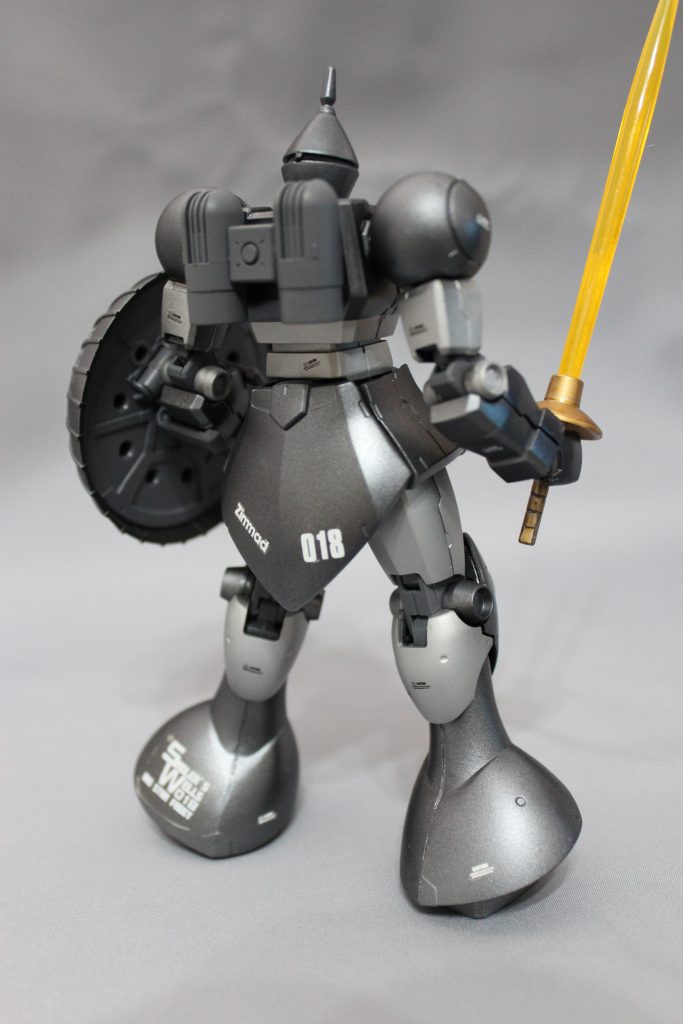 ツィマッド社の怨念?かやたらとツイマッド社のロゴが貼られている。認識番号「018」は、まお大佐のサッカーや野球の背番号からきているという噂も―。