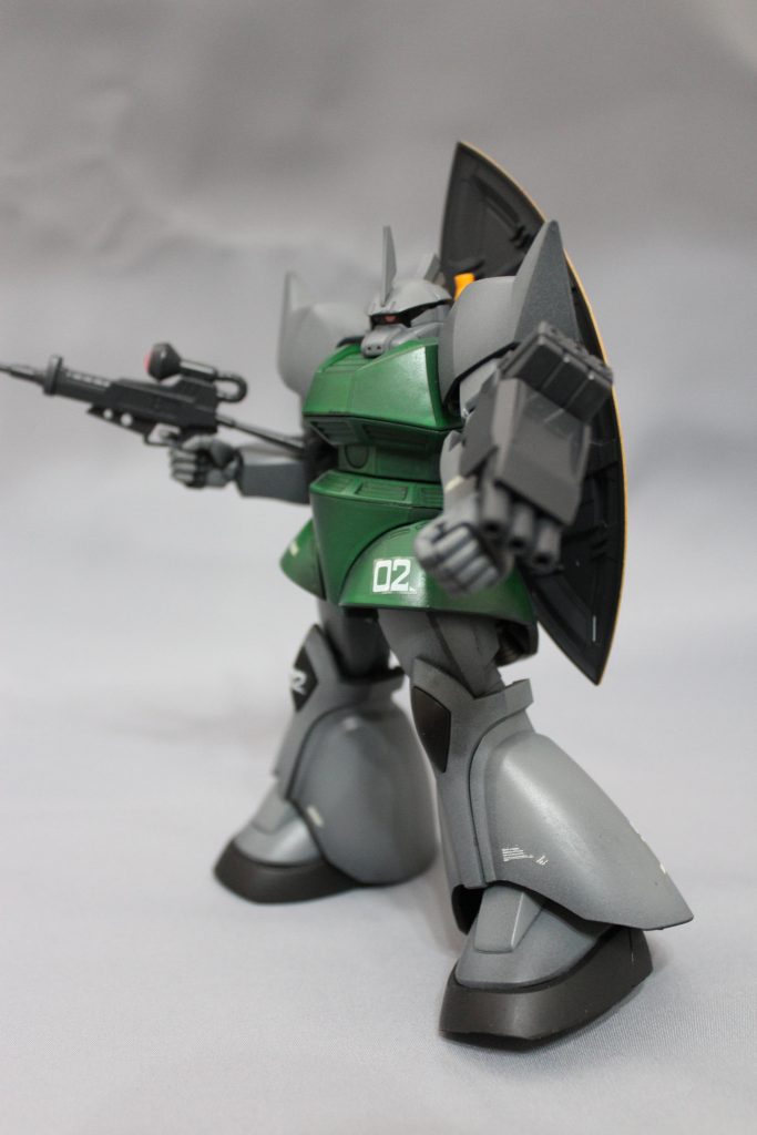 そして唐突にＨＧの方です。ＨＧの方は左手のライフルの持ち手がないので、右手持ちです。ソフィア中尉も不満そうです。