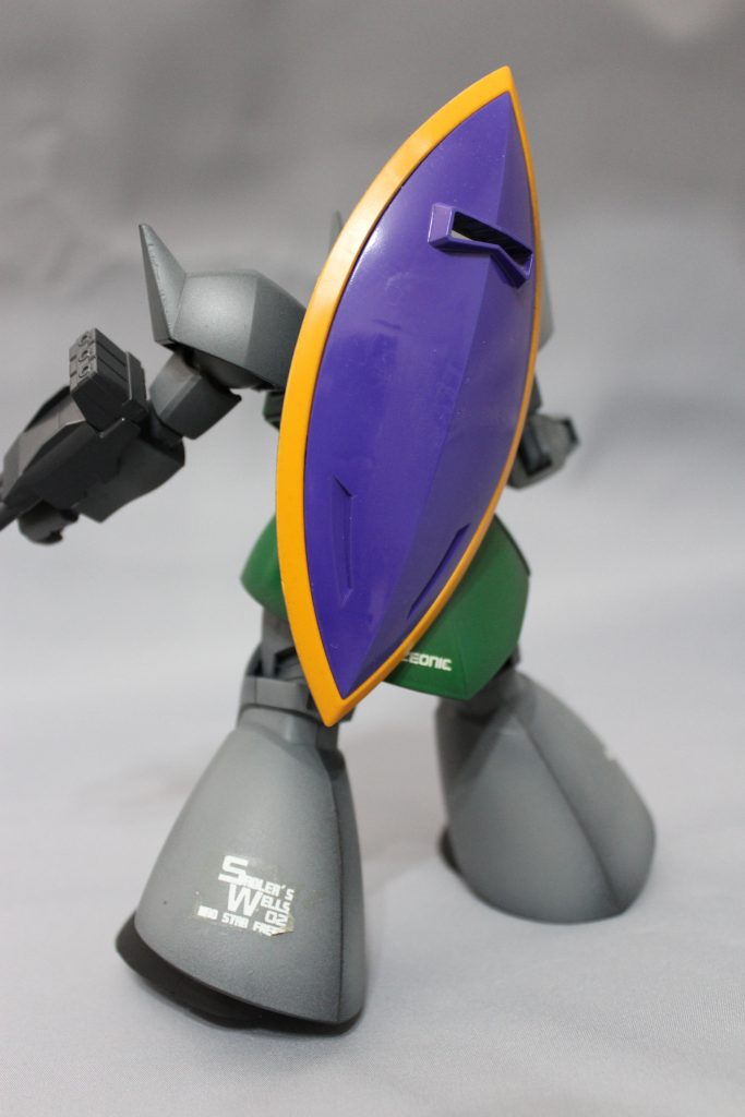 シールドにもジオン公国章を貼らないと寂しいですね・・・。