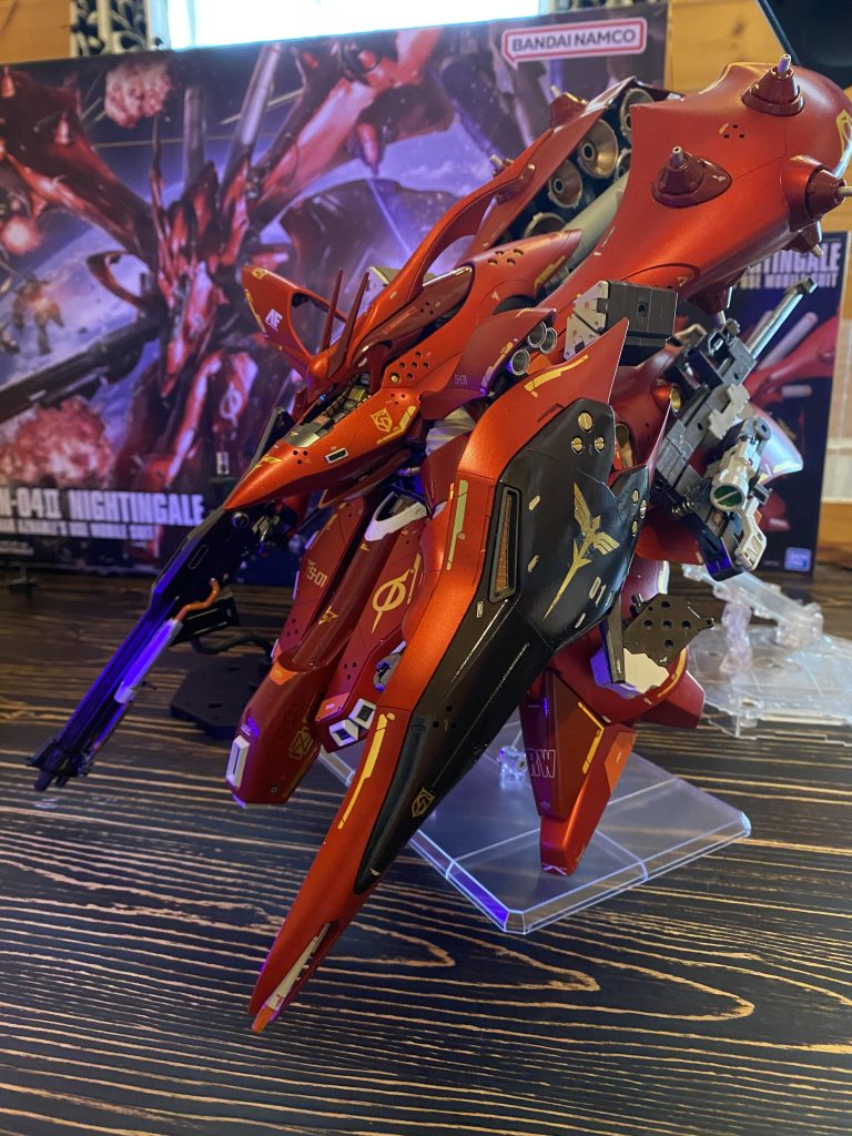 ご無沙汰している間にもう年の瀬。11月に引き続き、12月も一カ月間みっちり一体と向き合って制作しておりましたhgucナイチンゲールです。思えば春の再販でこのキットを苦労の末手に入れたところから、自分の中でのシリーズ『シャアの哀しみに寄り添う』が始まった気がします。今年シャアザク、ゲルググ、リックディアスとシャアの赤い機体を作ってきた集大成として、シャア・アズナブル最期にして最強の搭乗機ナイチンゲールを今年最期の作品として制作しました。合いそうだなと思った追加武装も全部乗せで、オリジナルの完全武装仕様にしています。