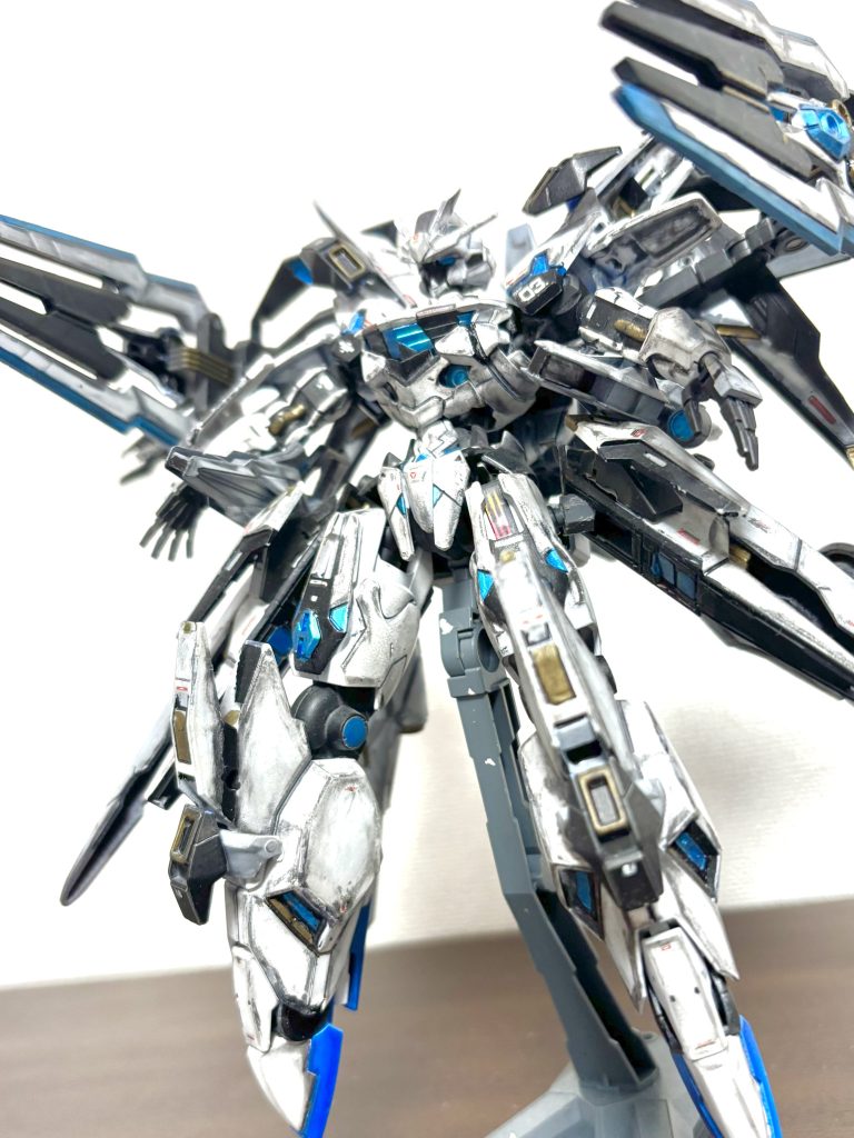 ガンダムクラウゼル･コンクエスタ(ビットオンフォーム)コンクエスターユニットとビットステイヴを各部に分離･装備した形態。この状態ではリミッターがかけられているものの、高水準の性能を誇る。