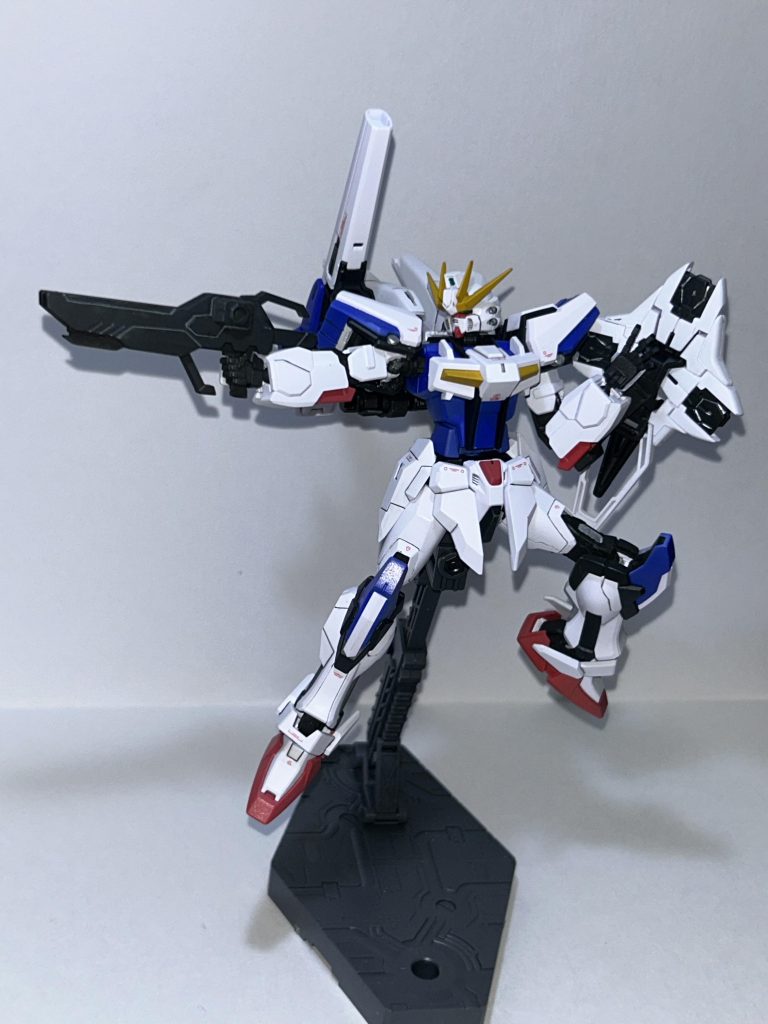 SEED機体といえばのSEED撃ち!シールドは腕につけようとすると肩と干渉してつけられなかったので、ジョイントパーツをプラ板で作って付けています。