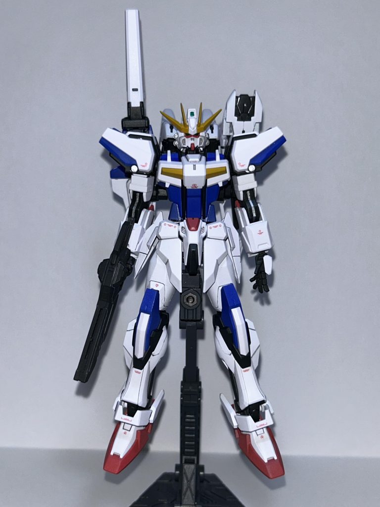 クリアパーツがあまり好きではないので、特徴的な肩や胸、膝こクリアパーツは塗装して色を変えてみましたが、意外と悪くないのではないかと気に入っています。