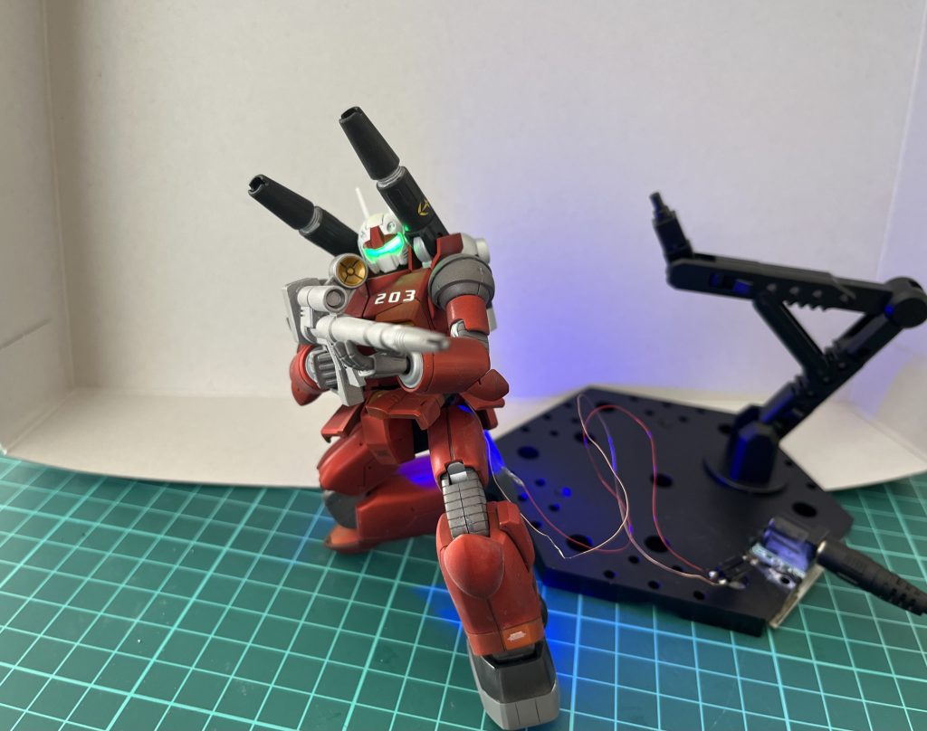 カメラ部分のLEDはそのままだと1点が光ってしまうので、裏側の邪魔な部分を削ってクリアパーツの裏側をつや消しクリアで吹いてらボヤッと全体発光するようになりました。