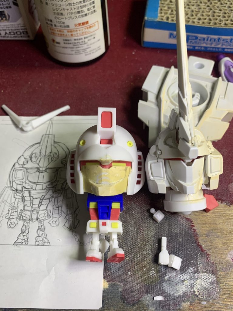 最初に完成イメージ図を描きましたが、その段階で目のスリットは直線か目の形か悩みつつ、絵としては目の形に落ち着きましたが、とりあえず直線で造形したところです。立体化したら直線の目は全然可愛いくなかったので、すぐさま削りました(笑)