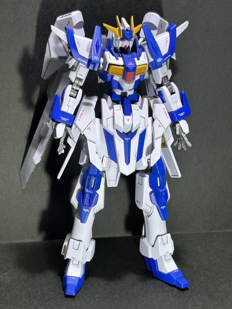 ちなみにバイザーは塗装中に紛失し、部屋を探し回りベットの下まで見ましたが出てこず。今回はカラーチェンジと筋の掘り直しくらいで大きな改造はしていませんが、塗装の際にパーツ同士のクリアランスを考えることや、パーツの管理はしっかりと行うことなど学びも多く、自分にとって良い経験となりました！最後までご覧頂きありがとうございました！みなさんまた2025年に！