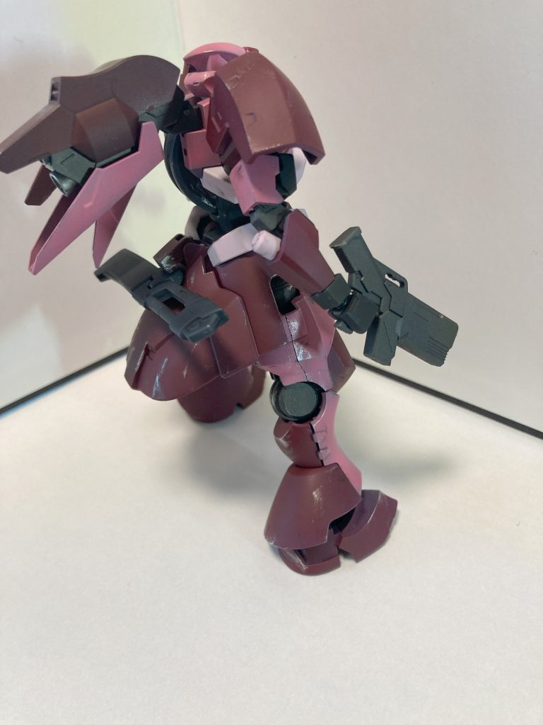 塗りが甘かったり保管中や弄ってるときについた油脂ではじかれた部分をごまかすために多少の汚しを入れました。太もももは後ハメ加工なしで合せ目を消せるのに気づいたのは最終組み立て後でした。仮組放置したキットを分解するときには取説に目を通すべきでした。ご覧いただきありがとうございました。