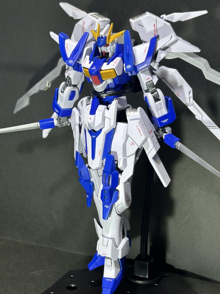 ブレードが可動するとは思っていなかったので、こんなポーズがとれて感動です！色も相まって黒騎士から聖騎士に転生出来た！とこのポーズ見た時嬉しかったです😊もちろんこれで棚に飾っています♪