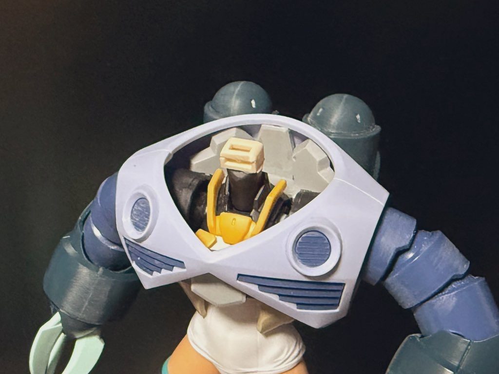 ズゴックの胴体内部に接続ピンを接着し、頭部を外した状態で下から滑り込ませるように着せる構造、内部もちょこちょこプラ板貼ってディテールアップしました
