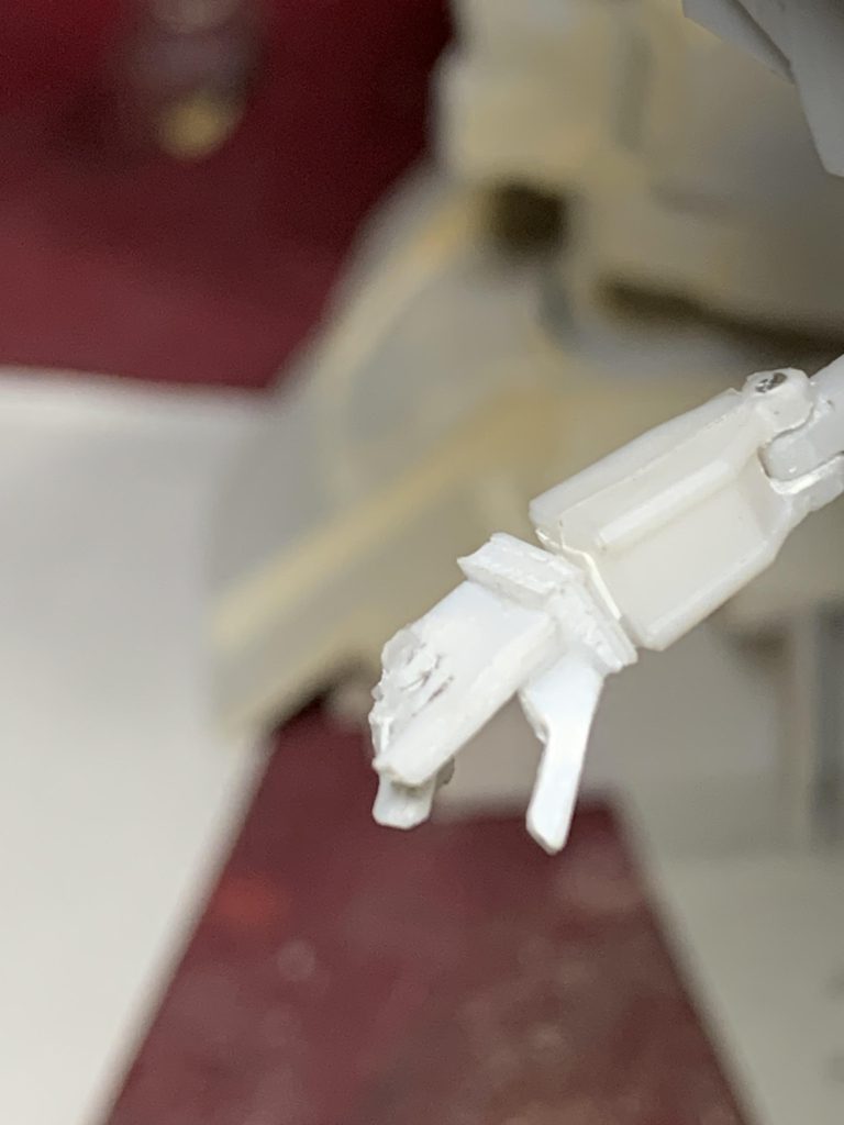 手は1.2ミリプラ板にニッパーで切り目を入れる感じで指を作って整える、みたいな流れです。手の平と4本指を1つのパーツとして考えつつ形を作って、親指は別で作って接着しています。