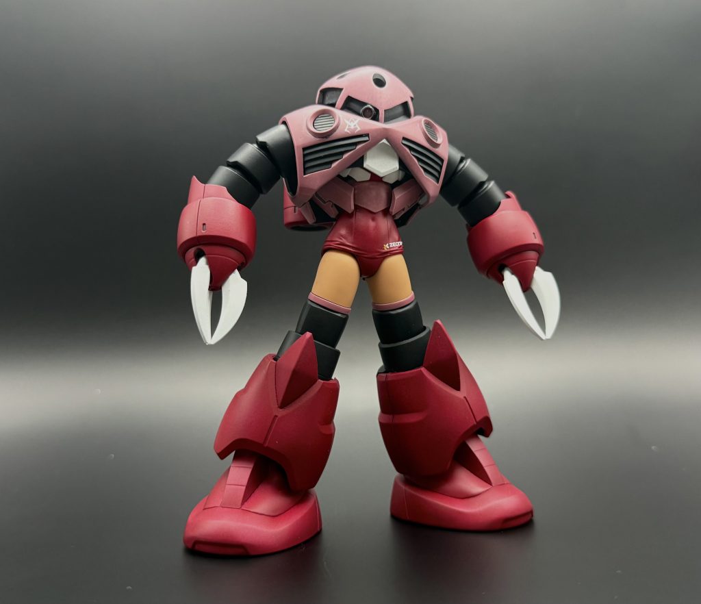 ヘルメット部分を差し替えで接続すると元のシルエットに近い形に